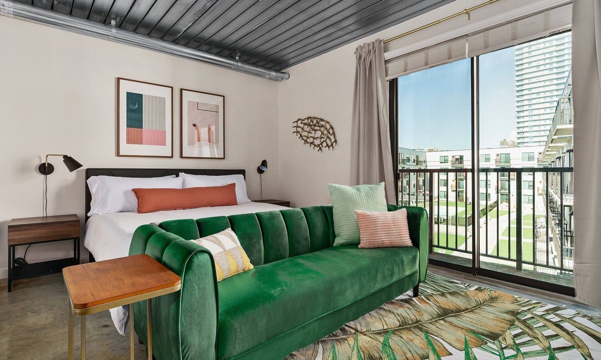 Midtown Apartment | Lodgeur | Designer studio w/pool view | Midtown