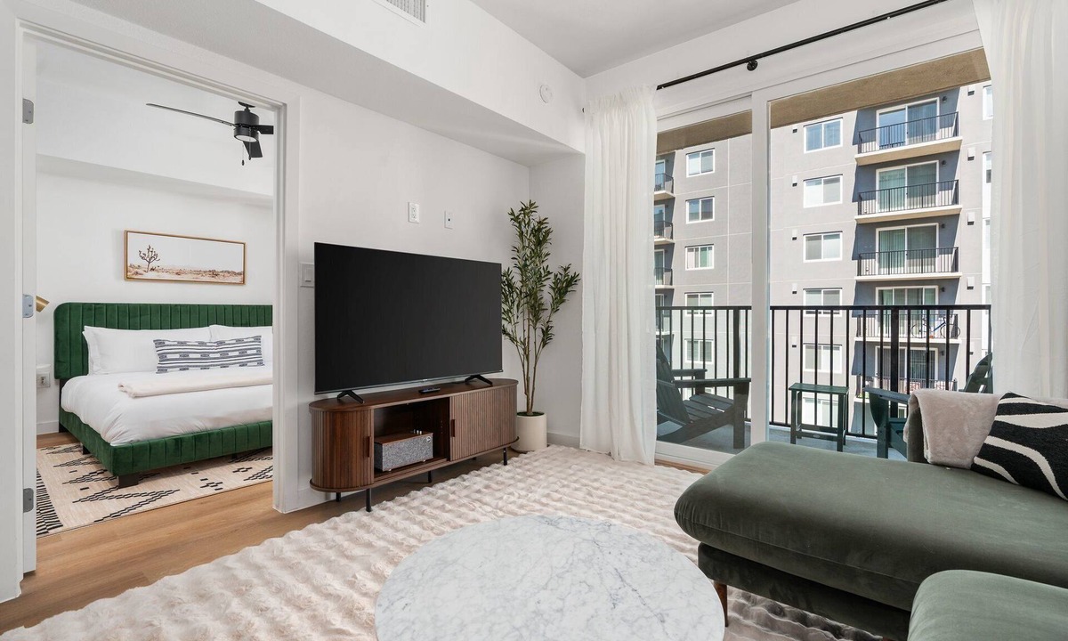 Addicks Apartment | Lodgeur | Sunset-view 1BR | Energy Corridor
