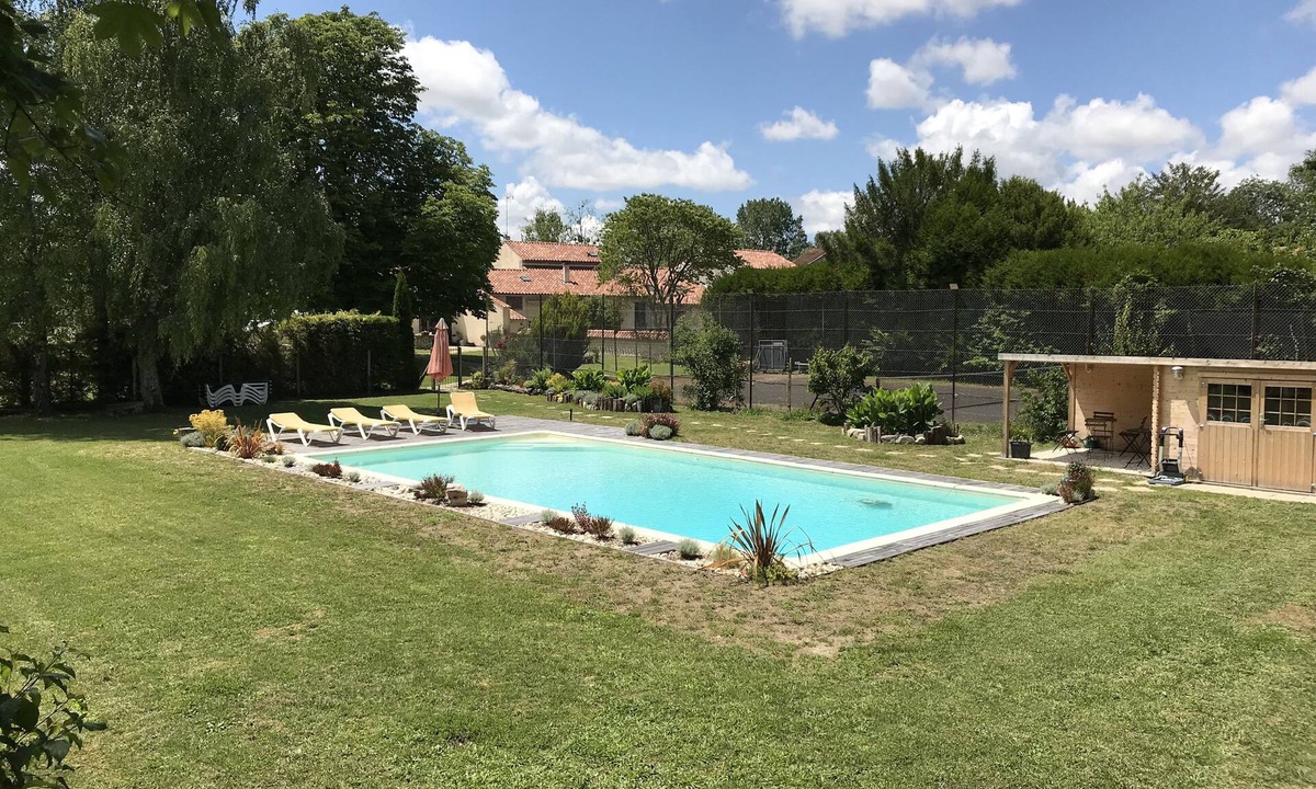 Saint-Sever-de-Saintonge Cottage | Lodging in park, located between Saintes and Cognac