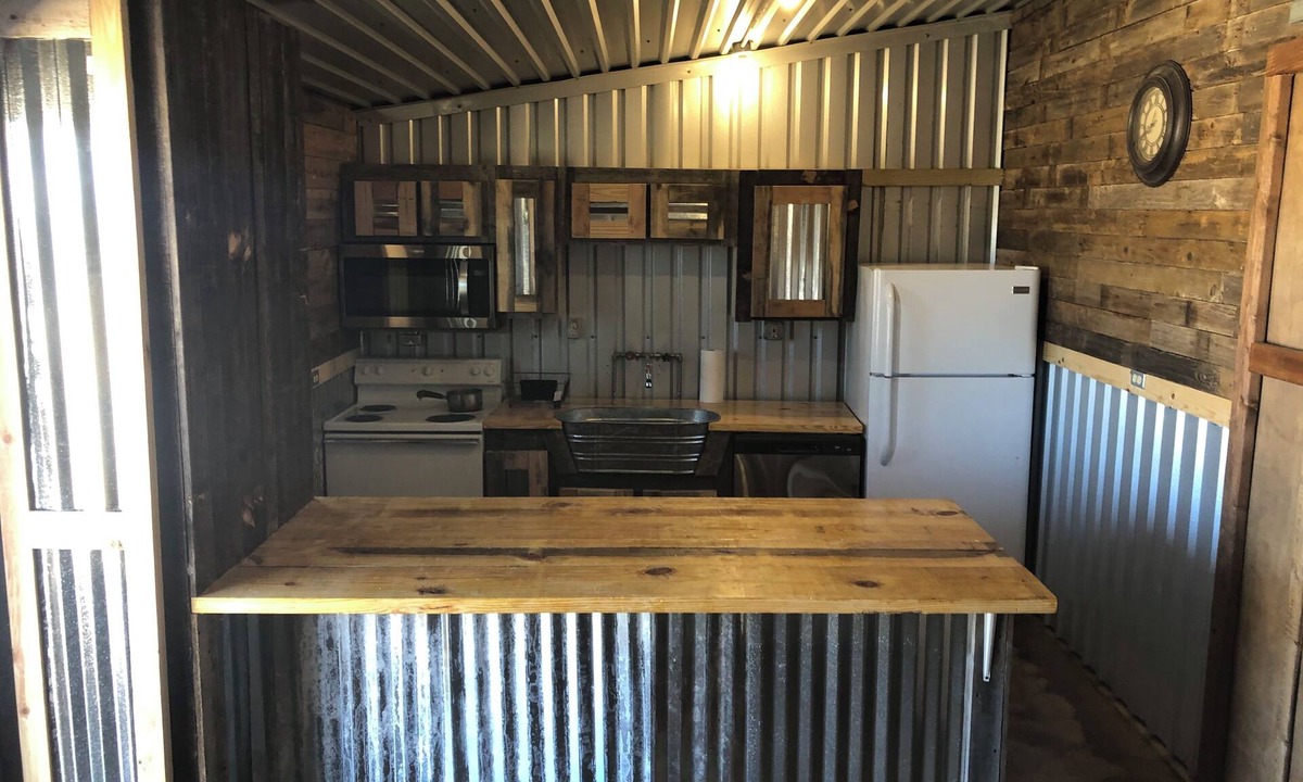 Dublin Cabin | Lodging 7min from Stephenville. 2bedroom, 2bathroom. Horse barn Stalls, Turnouts