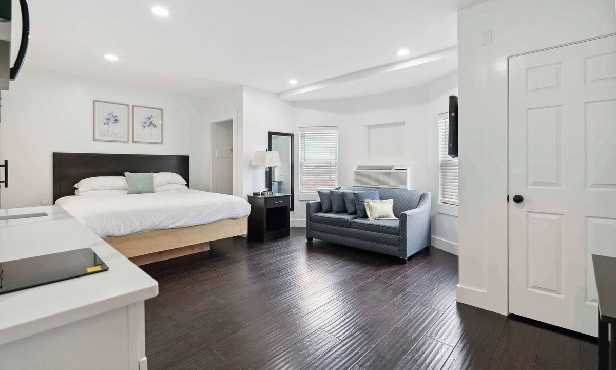 West Philadelphia Apartment | Lodgyy - Comfortable & Chic King-bed suite