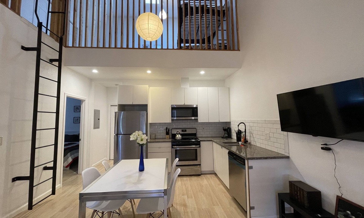 Belding Woods Apartment | Loft 1700B two blocks to Bart and Amtrak