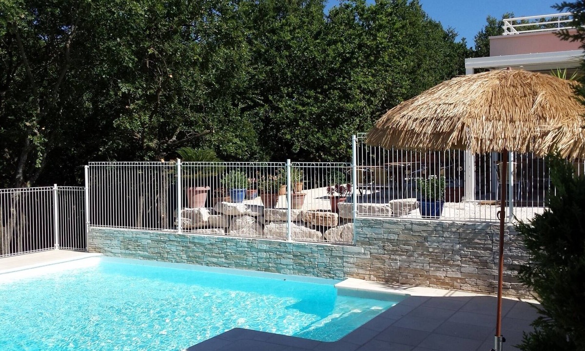 Saint-Marcel-d'Aredeche Apartment | Loft apartment with garden