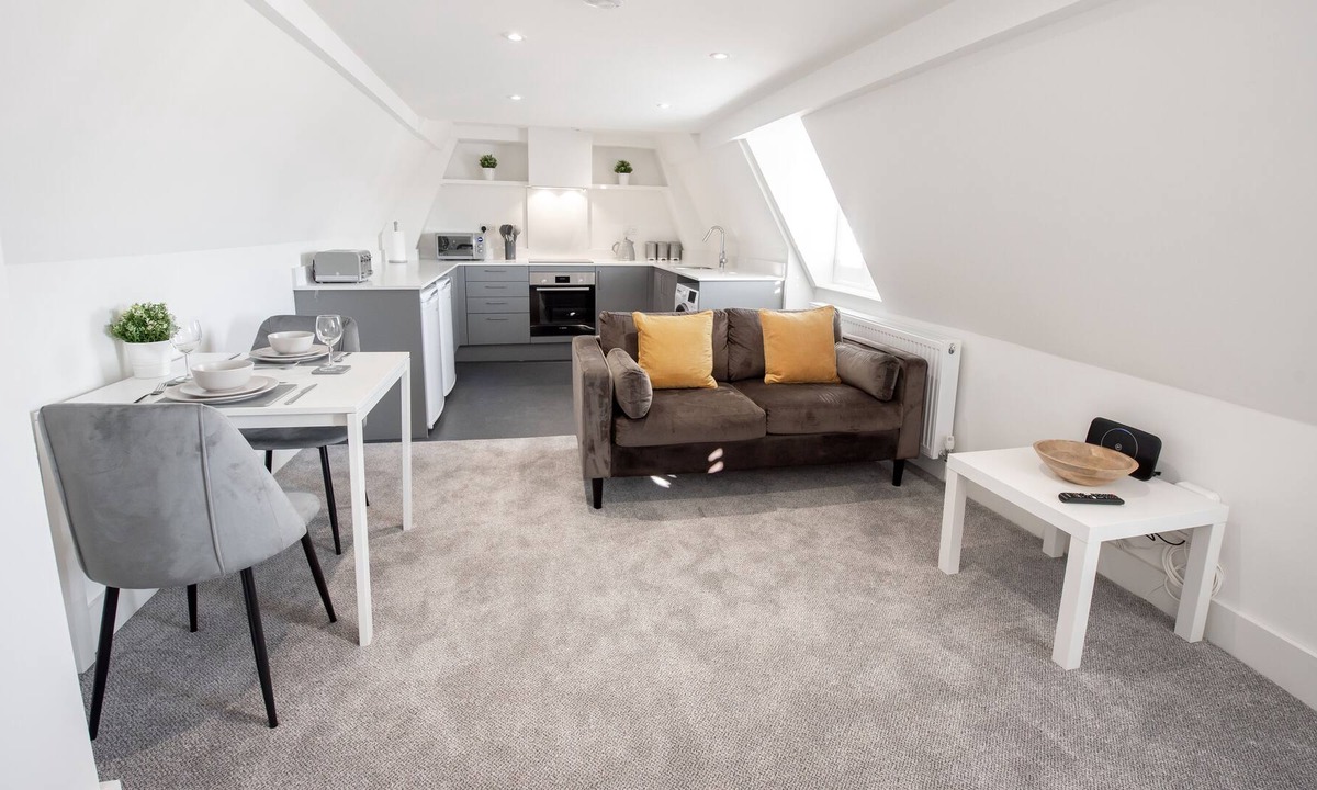 Herongate House | Loft Apartment with Secure Parking