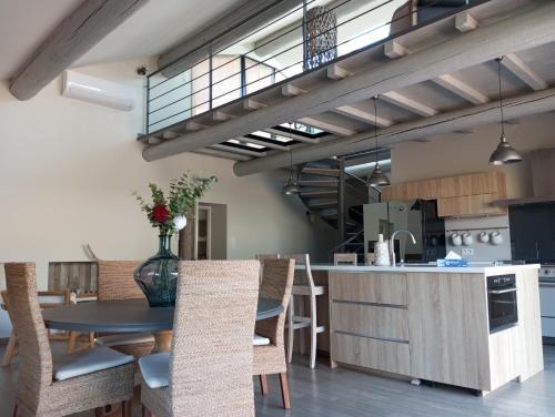 Laudun Apartment | Loft de charme - Coeur de ville