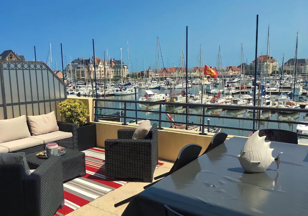 Port Guillaume Apartment | Loft duplex face au port, grande terrasse, plage pied, parking