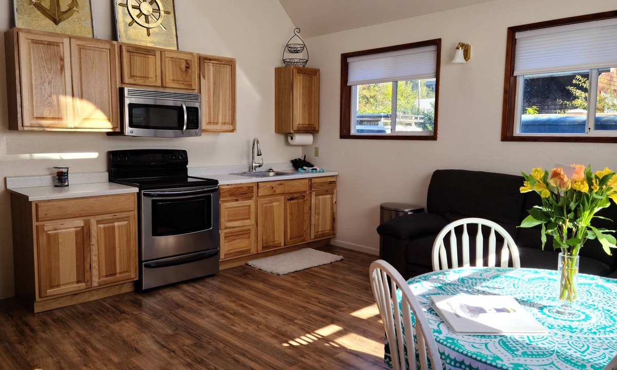 South Beach House | Loft Getaway - Spacious with 2 sleeping spaces