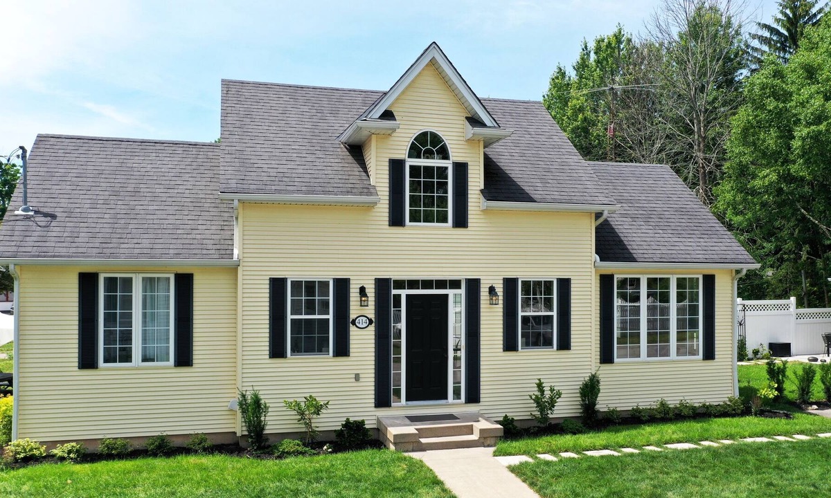 Crystal Beach Apartment | Loft in Charming Cape Cod Style house - 9 min. Walk to Beach - up to 4 guests