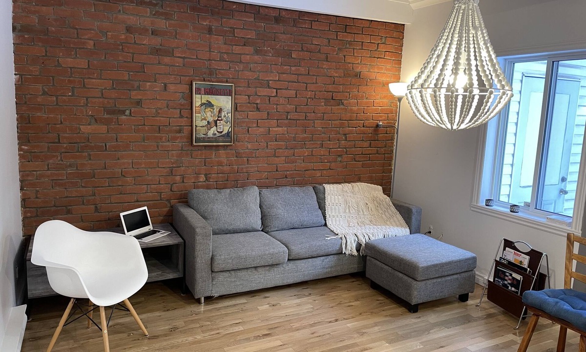 Little Italy Condo | Loft Montrealais Avec Cour Privé!