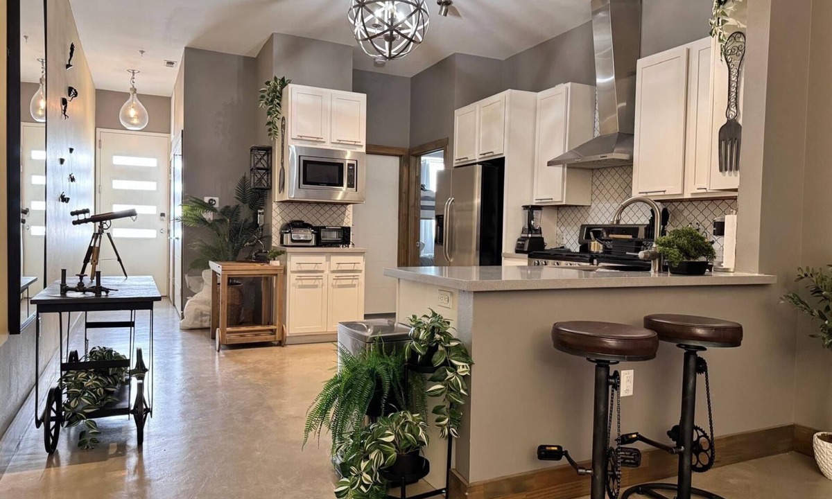 Government Hill Condo | Loft Near Pearl & Riverwalk