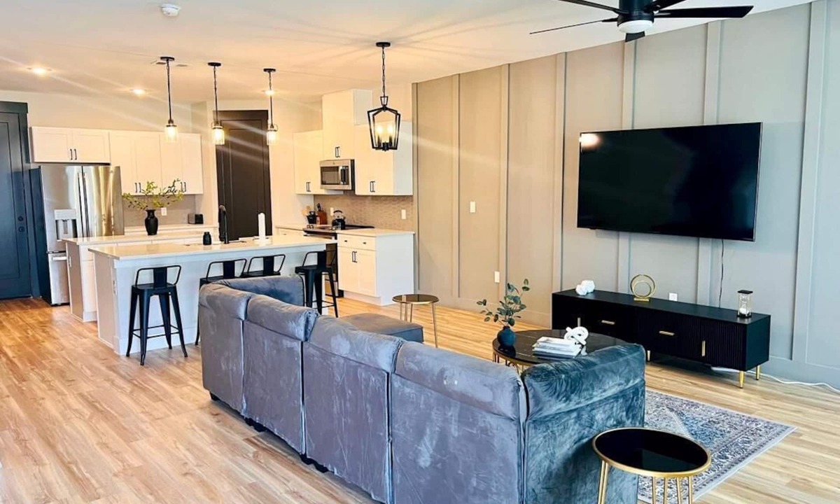 Central Park South House | Loft, New Luxurious Large 3BR, Sleeps 9 + Parking