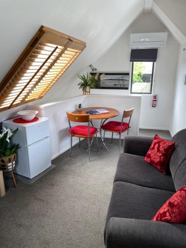 Richmond Heights Apartment | Loft on Golders