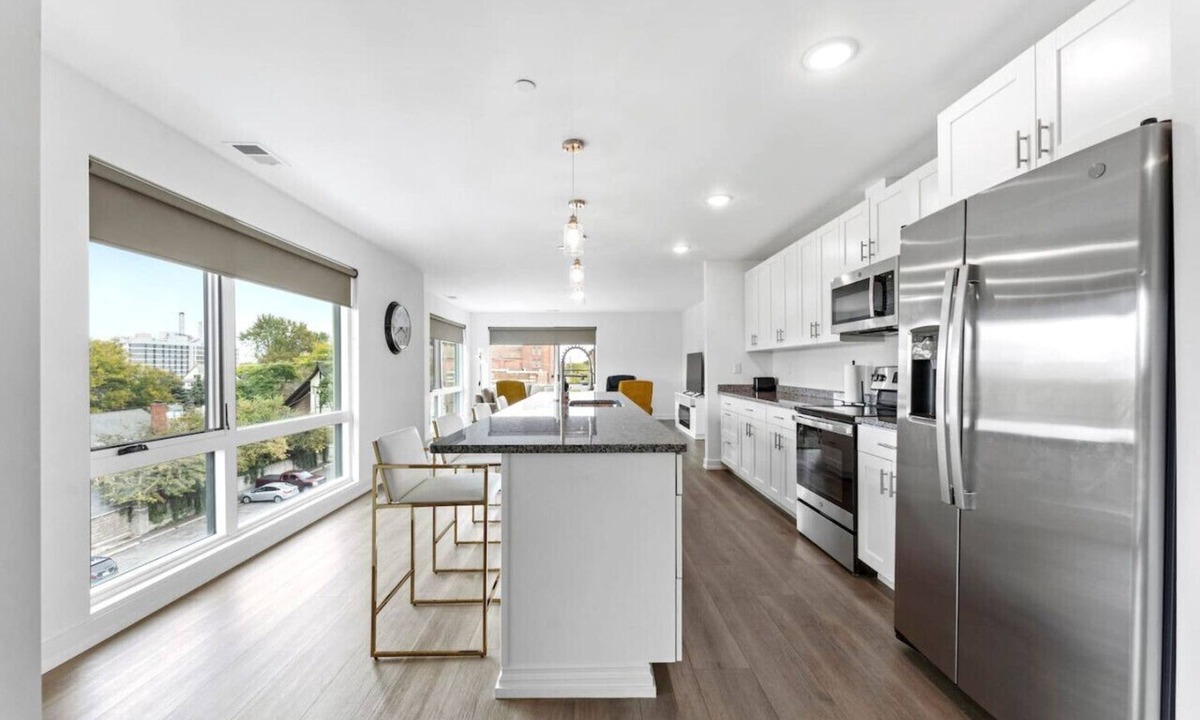 Wyandotte Apartment | Loft, Open Concept, Balcony 2 Bed, Pool Gym, Wifi