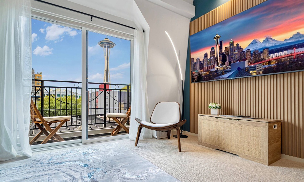 Belltown House | Loft Penthouse. Private Balcony with Space Needle View. Walk to everywhere