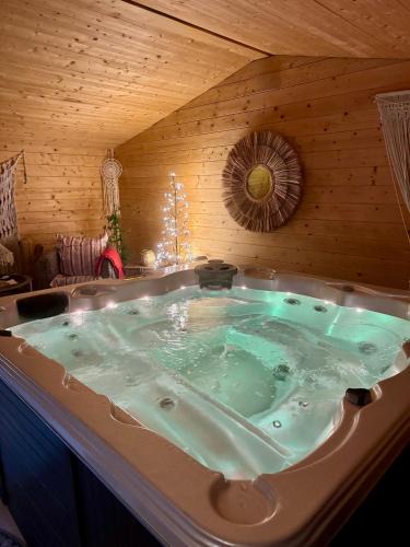 Charmes-sur-l'Herbasse Bed & Breakfast | Loft romantique avec spa privatif