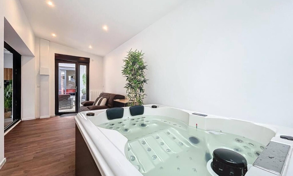 Montlucon Apartment | Loft Terrasse Avec SPA Centre Historique