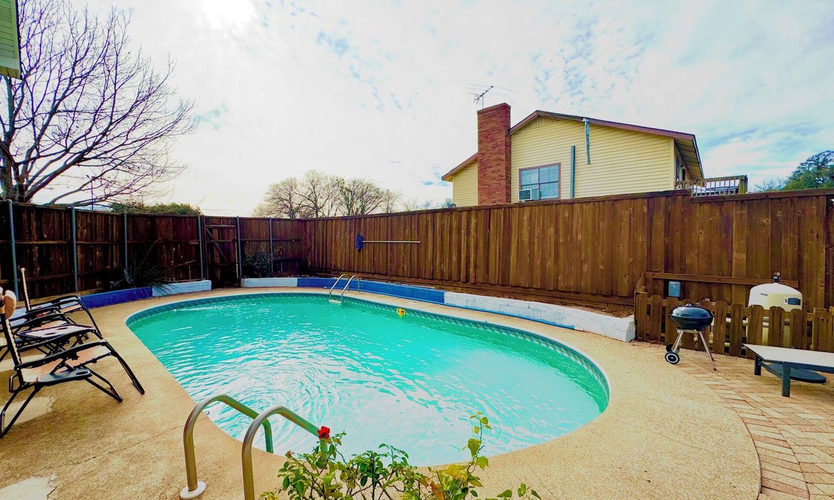 Richardson House | Loft w/Big Pool, Huge Backyard, Fire Pit, PingPong, Pool Table,
