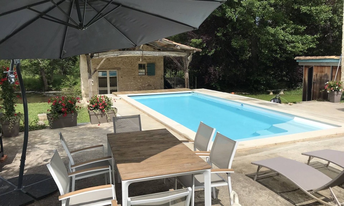 Saint-Pierre-du-Palais Cottage | Loft with Jacuzzi and Sauna by the river.