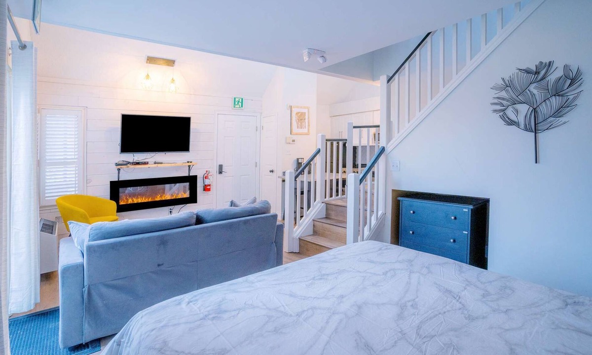 Craigleith Condo | Loft with a View of Blue - Wifi, Linens/Towels Included