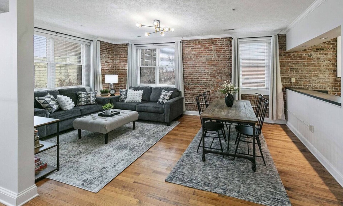 Maryville Apartment | Lofty Expectations - Gorgeous Studio Loft Downtown
