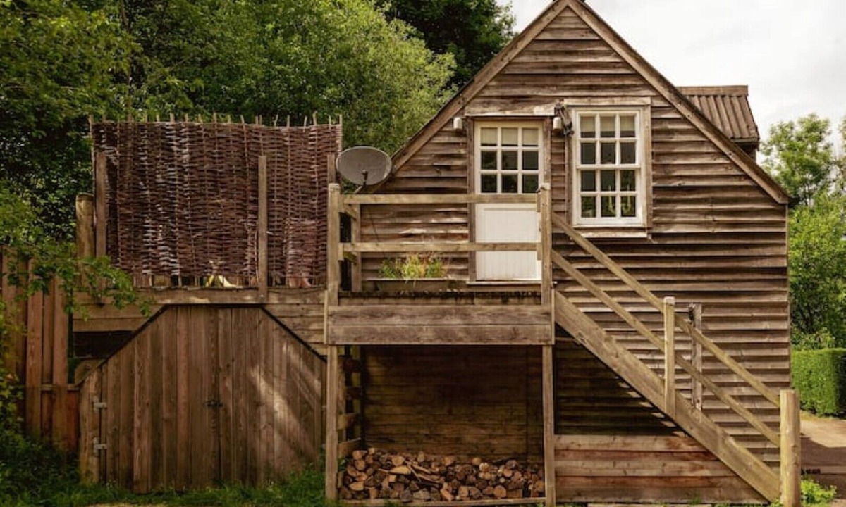 Bath House | Lofty first floor barn conversion in stunning secluded setting.