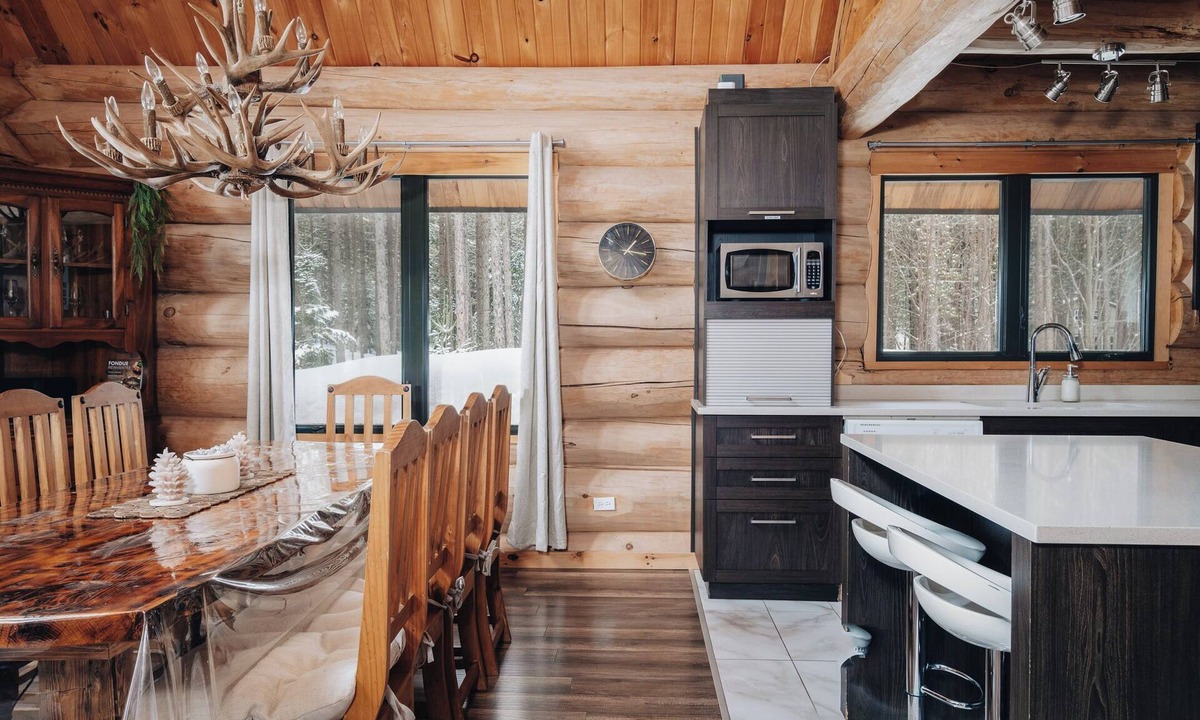 Saint-Alexis-des-Monts Ski Chalet | Log cabin with beach, spa, volleyball