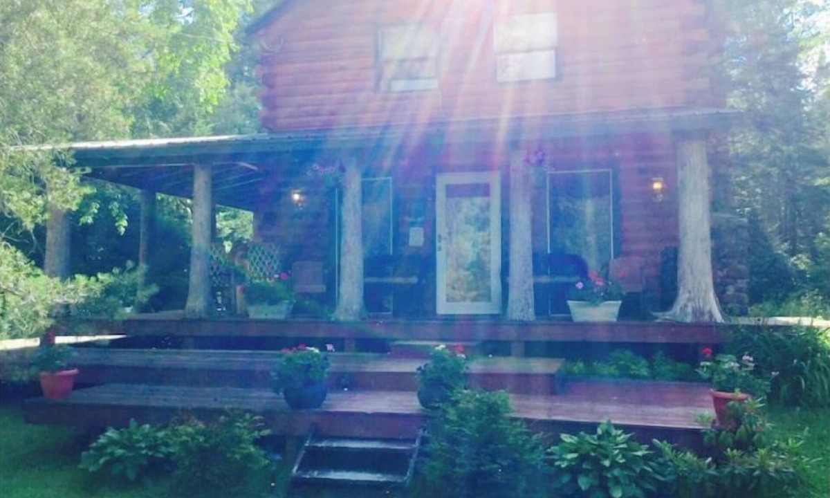 Caroga Lake House | Log Cabin Adirondack Lodge on State Trail System That is “PET FRIENDLY”