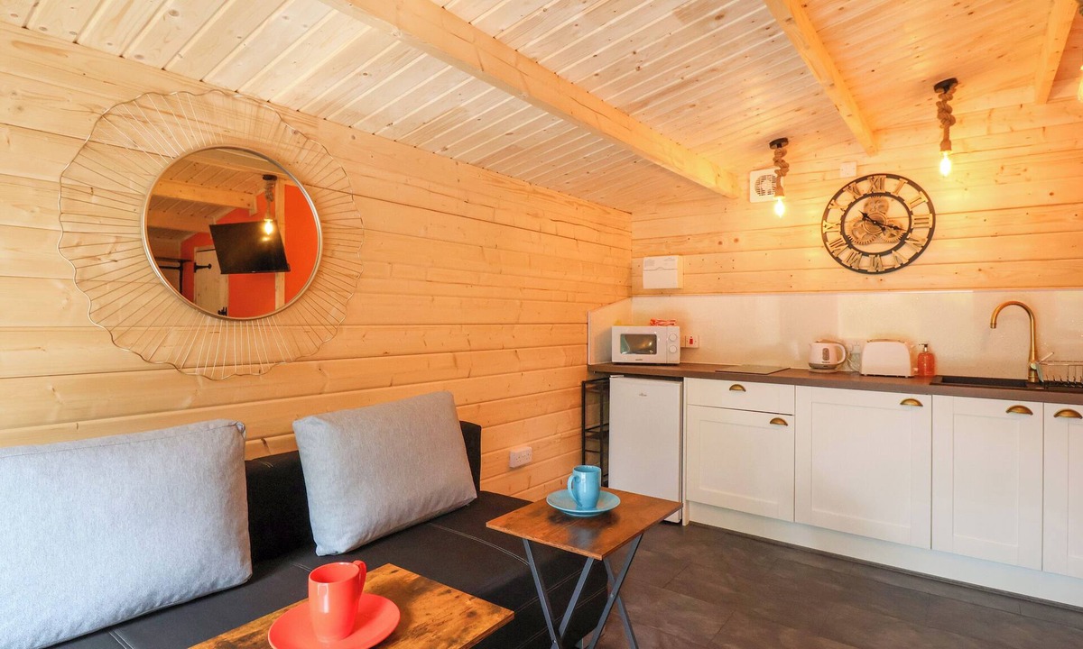 West Pennard Cottage | Log Cabin - Amber Glow