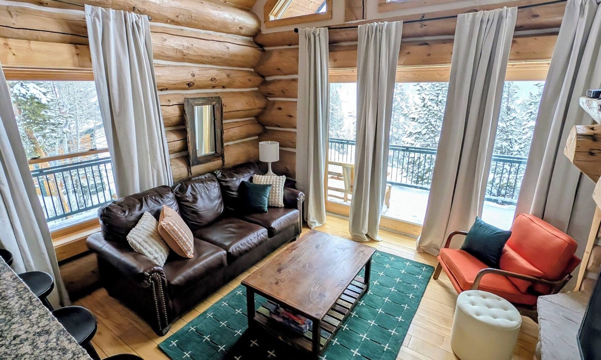 Pinedale Cabin | Log Cabin at White Pine Ski Area, Pinedale. In The Wind River Mountains