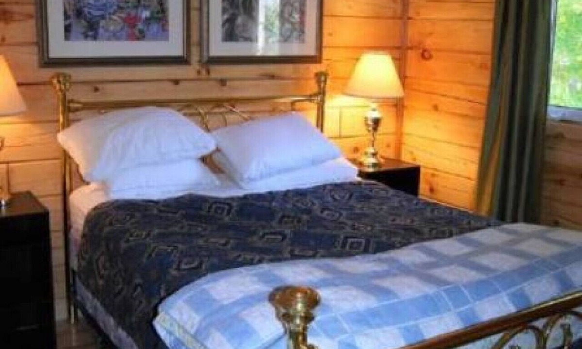 L'Amable Apartment | Log Cabin Escape on the Lake