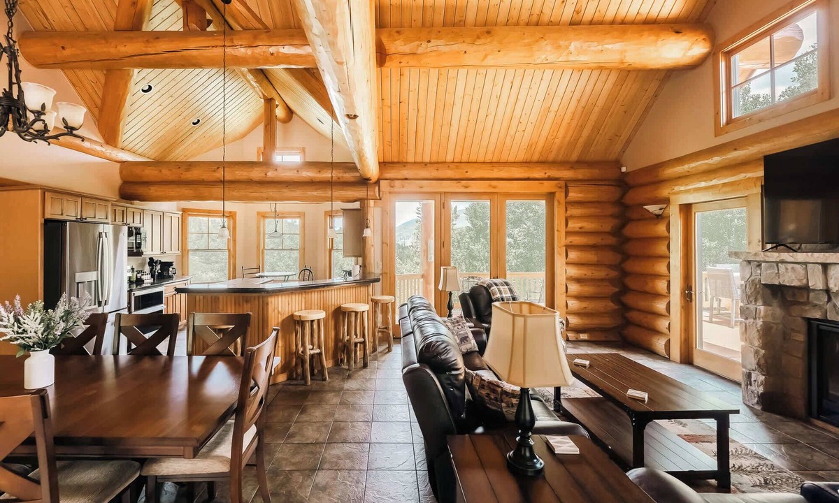 Three Peaks Cabin | Log Cabin Getaway w/Hot Tub | Ski, Hike, Relax