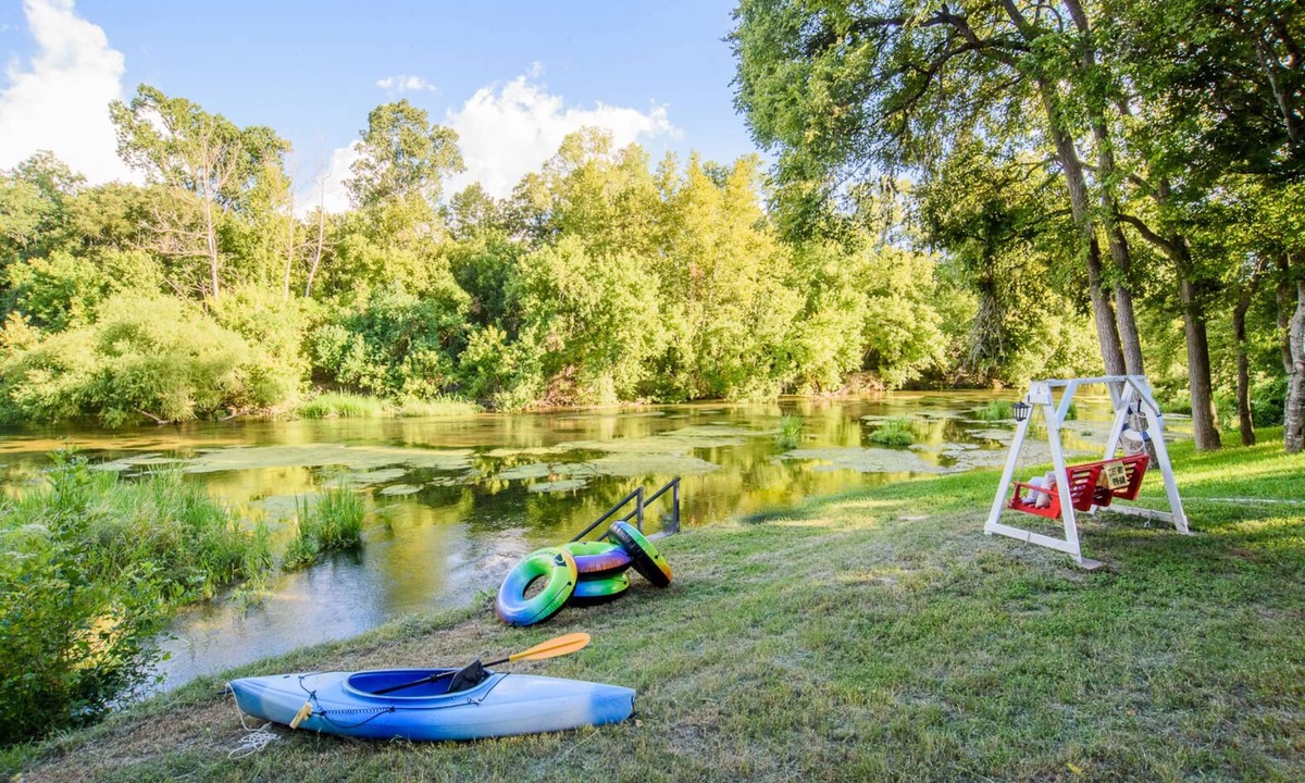 Seguin Cabin | Log Cabin | Guadalupe River | Kayaks | Ping Pong