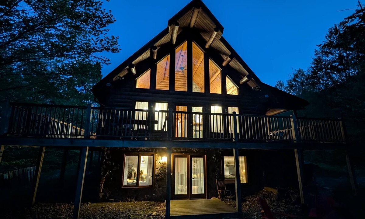 Labelle Ski Chalet | Log Cabin, Hot tub, near Tremblant