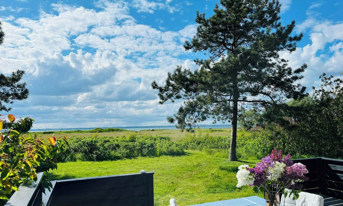 Tranekaer House | Log cabin in the front row overlooking the sea