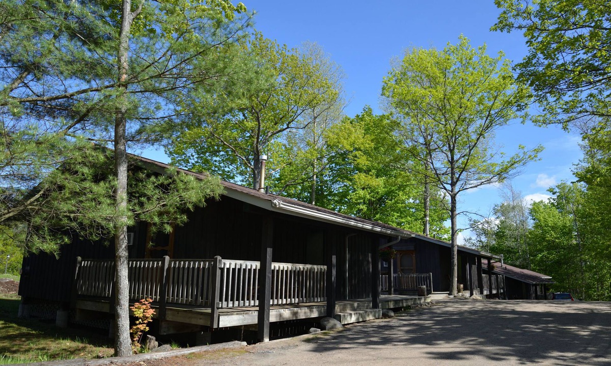 Parry Sound Hotel | Log Cabin Inn