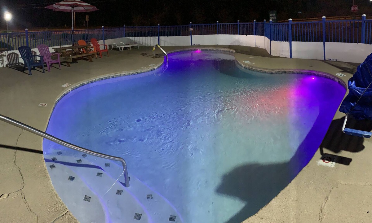 Bay Minette Hotel | Log Cabin Inn