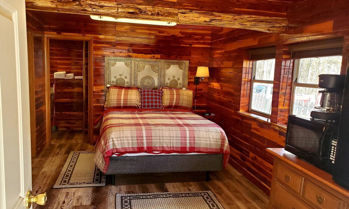 Eureka Springs Historic District Hotel | Log Cabin Inn