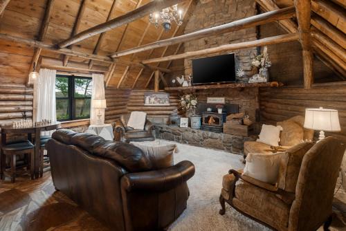 Rudy House | Log cabin-King-Soaring Ceiling-Full kitchen-The Cuddly Cow