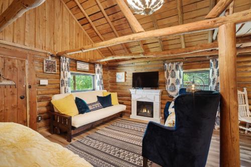 Rudy House | Log cabin-Kitchen-Front porch-Queen-The Velvet Rooster