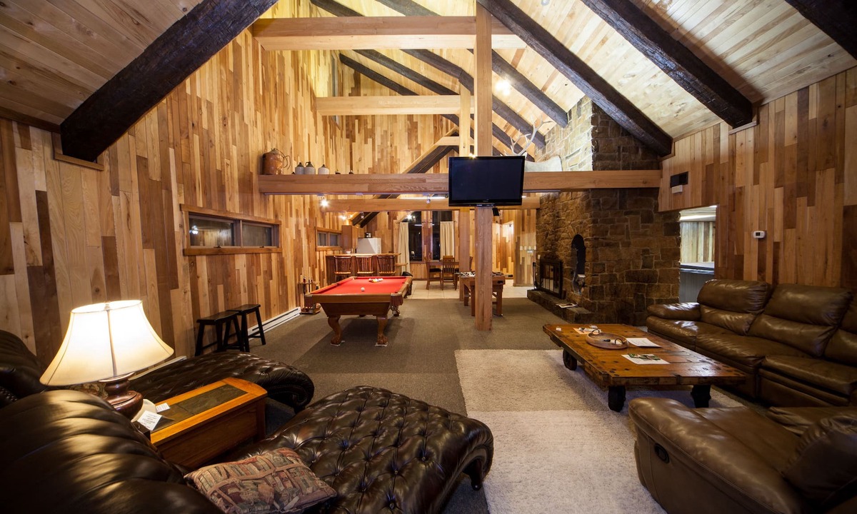 Jones Mills Hotel | Log Cabin Lodge & Suites