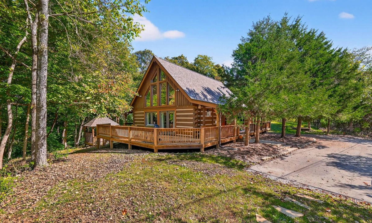 Bloomington Cabin | Log Cabin Luxury Near IU & Lake Monroe