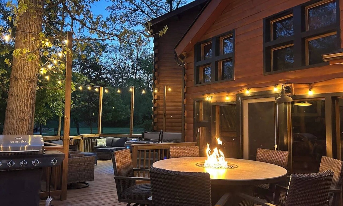Yorkville Cabin | Log Cabin Oasis: Pickleball, Hot Tub, Deer, Corn Hole, Board Games, Arcade, Pets