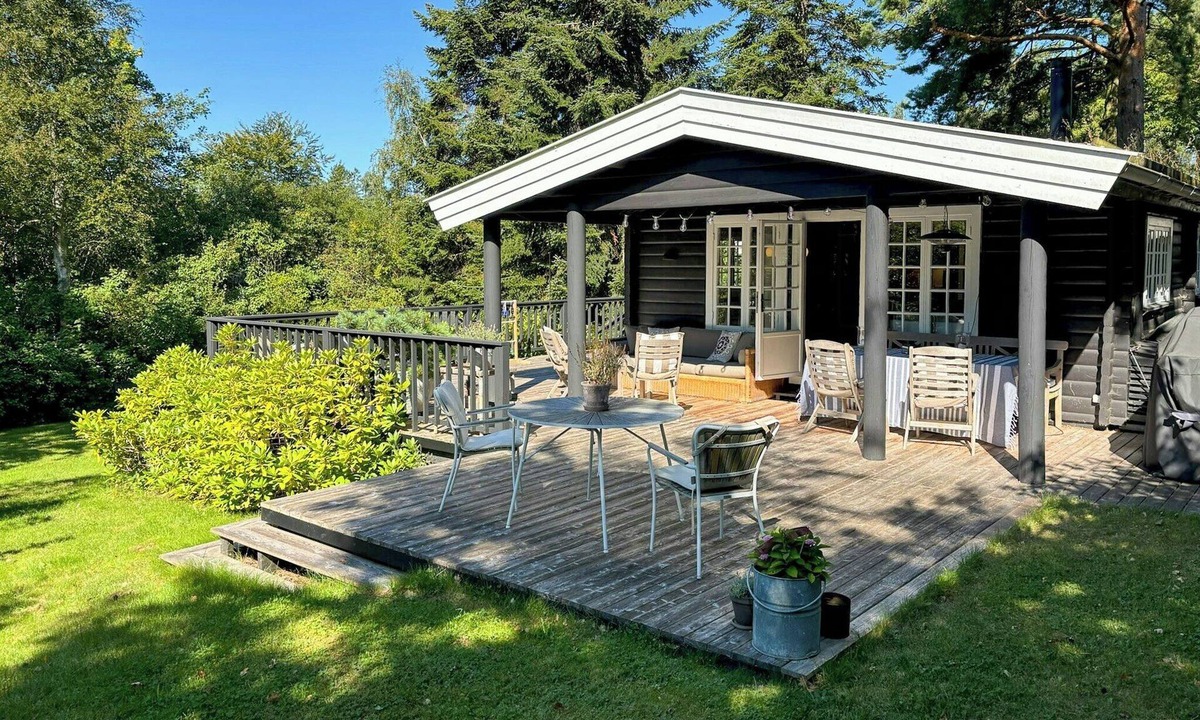 Hornbaek House | Log cabin on beautiful natural grounds in Hornbæk