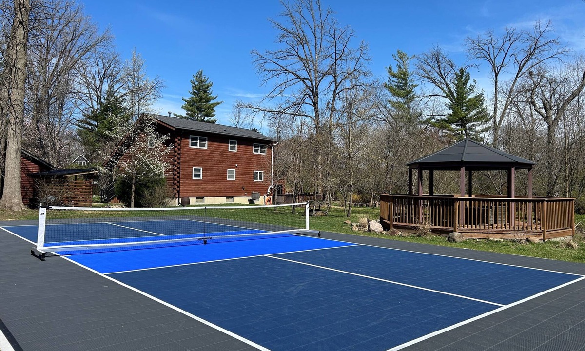 Yorkville Cabin | Log Cabin Pickleball Oasis, Seating for Everyone, 2 Hot Tubs, Games, Deer, Pets