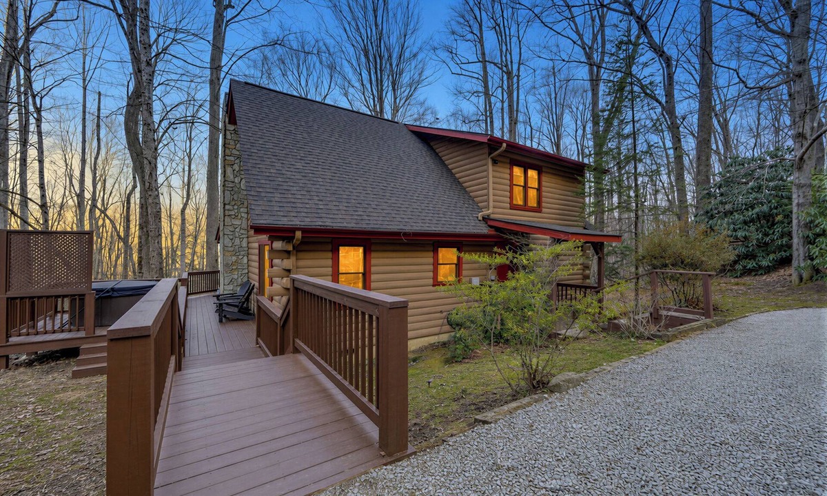 Maggie Valley Cabin | Log Cabin, Rushing Creek, Hot Tub, Firepit, Wood Fireplace, WiFi, A/C