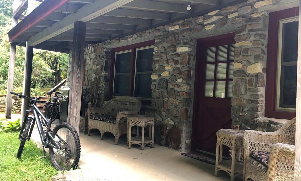 Cedar Mountain Apartment | Log Cabin Suite2-RideIn RideOut