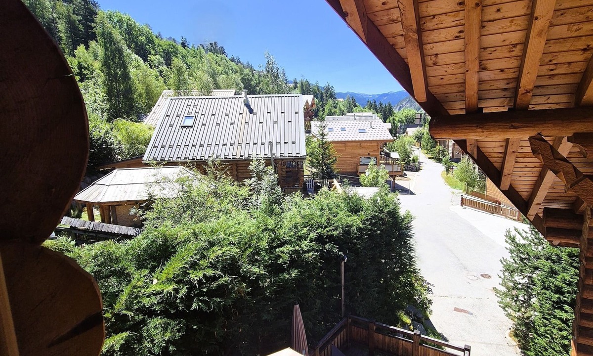 Allos Ski Chalet | Log cabin sleeps 12 (10 adults, 3/4 children)