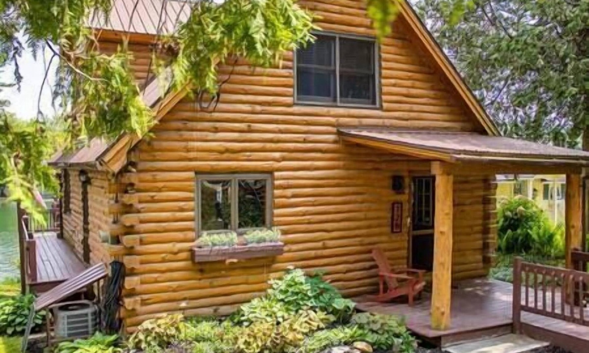 Hamilton House | Log Cabin · Sleeps 8 · 5 min Colgate Univ, Lake Moraine Home #6 Near Colgate University