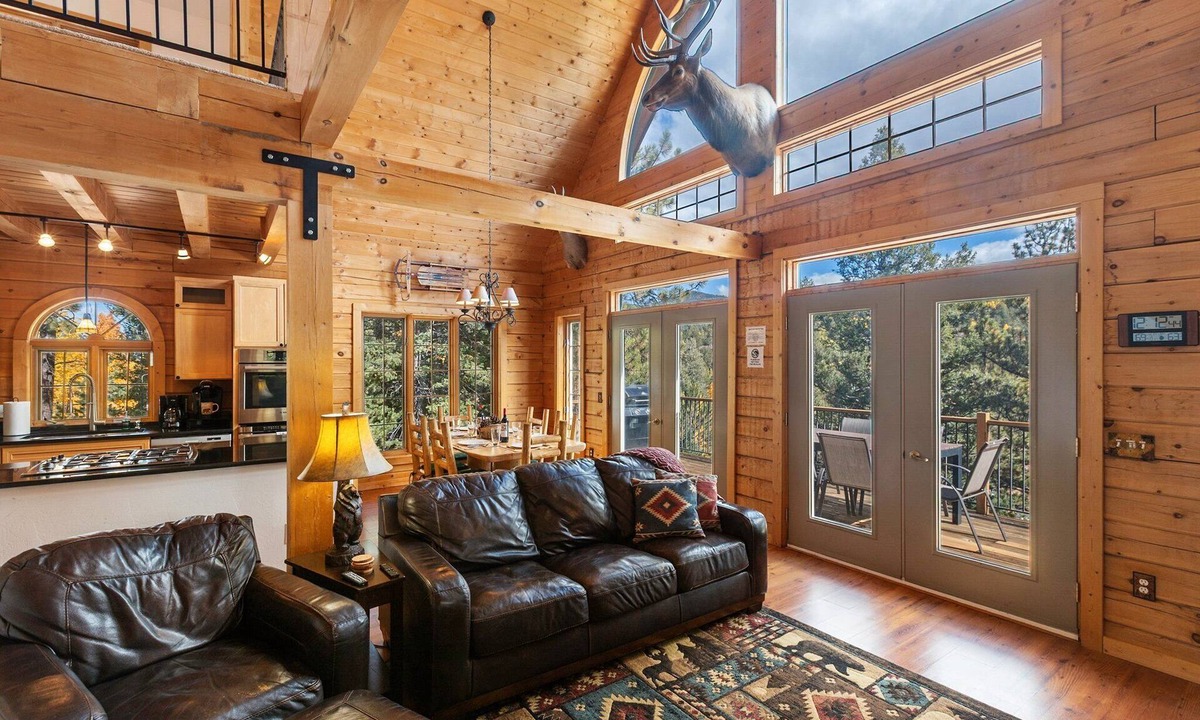 Rainbow Valley Cabin | LOG CABIN w/Mtn View, Hot Tub, & Fireplace!