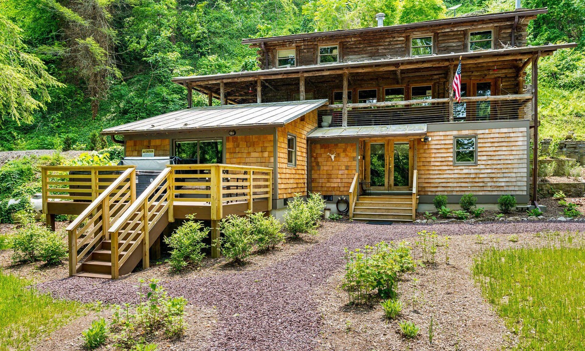 Rileyville Cabin | Log cabin w/riverfront & hot tub